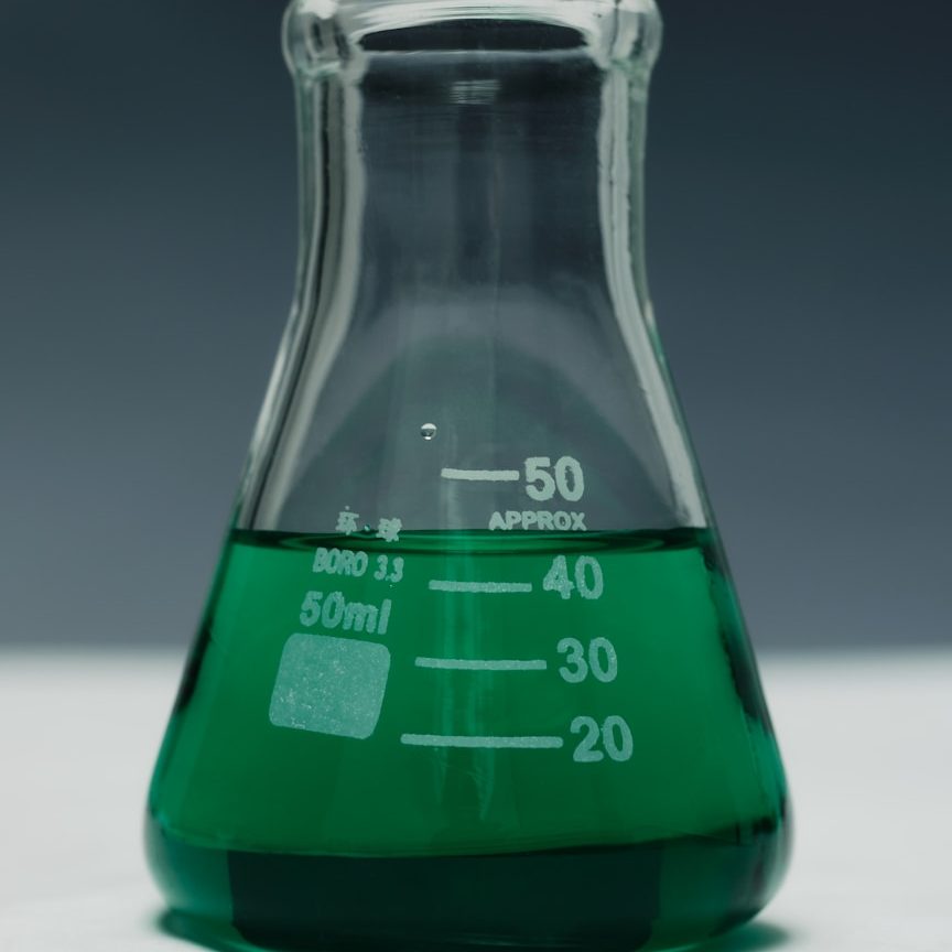 Moderne Bürogebäude mit Glasfassade und schrägem Dach.